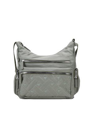 Bolso de hombro de nylon gris con múltiples compartimentos con cremallera, textura en patrón de diamante y detalles en hardware plateado.