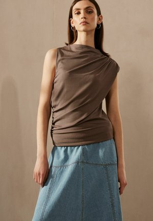 PREMIUM ASYMMETRIC DRAPE REGULAR FIT - Nyomott mintás póló - mink brown