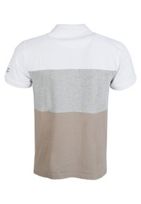 Piké med vit överdel, grå mittsektion och beige nederdel; tillverkad av mjukt tyg; har korta ärmar och en klassisk krage.