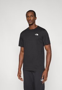 Μαύρο κοντομάνικο μπλουζάκι από βαμβάκι, με μικρό λευκό λογότυπο στο στήθος. Λεία υφή, στρογγυλή λαιμόκοψη, άνετη εφαρμογή.