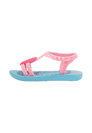 Sandalia infantil con suela azul y tiras rosas, con patrones texturizados y una decoración de mariposa roja en la tira frontal.