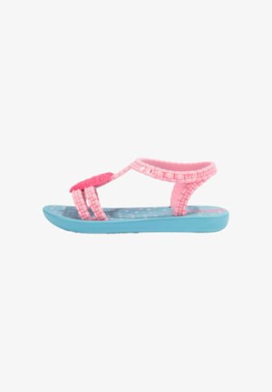 Sandalo per bambini con suola blu e cinturini rosa, con motivi strutturati e decorazione a farfalla rossa sulla cinghia frontale.