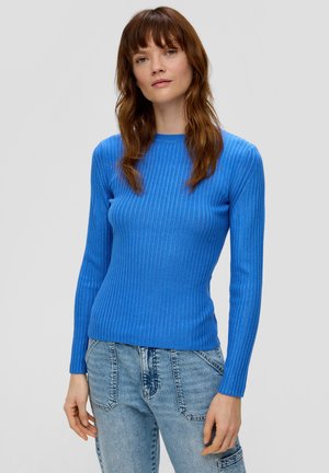 Geribbeld blauw langwerpig shirt met een ronde hals, aansluitend ontwerp en zachte textuur. Draagt bij lichte blauwe denim jeans en toont een casual stijl.