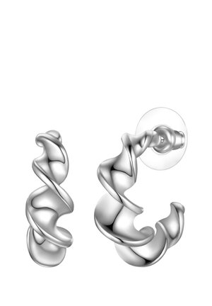 Cercei metalici argintii cu un design sculptural răsucit și texturi netede. Două piese: un cercei cu tijă și un cerc mai mare.