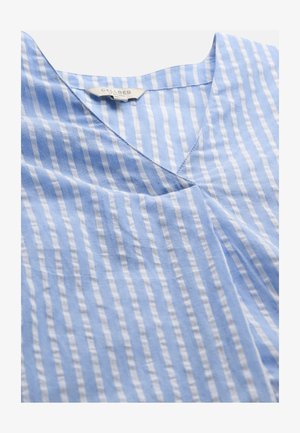 Lichtblauw-wit gestreept T-shirt met V-hals en verticale strepen, met een stoffen label met de tekst "CELBES of Sweden" bij de halslijn.