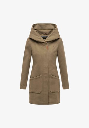 Abrigo con capucha en verde oliva, tejido suave, mangas largas, dos bolsillos frontales, bordado sutil del logo, diseño de longitud media, líneas limpias, aspecto moderno.