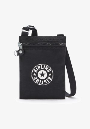 Černá látková crossbody taška s přední kapsou na zip, která má kulaté bílé logo se hvězdou. Nastavitelný popruh a kovové kování.