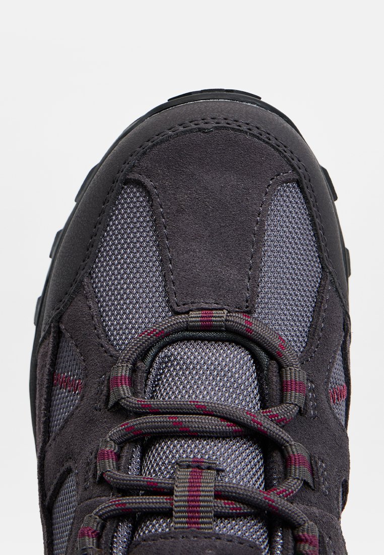 Szare buty trekkingowe wykonane z połączenia zamszu i siateczki. Posiadają teksturowaną powierzchnię, wzmocniony czubek oraz paski w sznurowadłach.