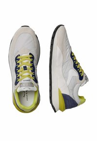 Sneaker con tomaia in pelle bianca e camoscio, dettagli in blu navy, lacci verde lime, punta rotonda e suola in gomma nera textured.