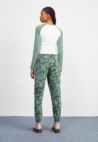adidas Originals Tracksuit bottoms - trace green/shadow green