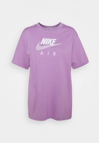 Lila bomulls t-shirt med korta ärmar och rundad halsringning. Visar "NIKE" och "AIR" i vitt grafiskt tryck på framsidan.