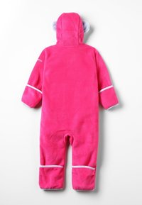 Růžový fleecový overal s kapucí, se šedými akcenty ve tvaru uší a bílým lemováním na rukávech a nohavicích. Měkká textura po celé ploše.