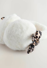 Baltos purios ausinės su leopardų rašto kaspinu, pritvirtintu prie vienos pusės, prieš paprastą šviesų foną.