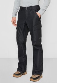 Zwarte waterdichte broek met een recht model, voorzien van zij- en cargozakken, gemaakt van duurzaam materiaal en afgewerkt met een logo.