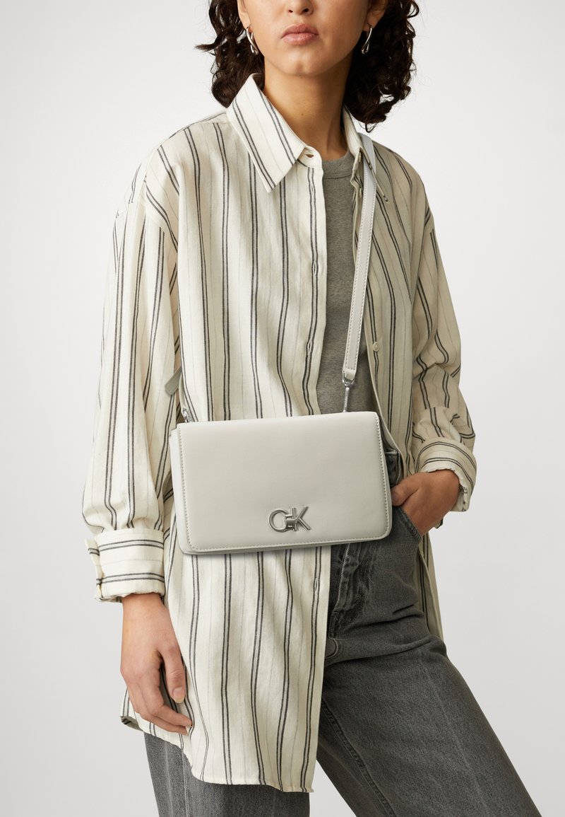 Calvin Klein DOUBLE GUSETT XBODY - Umhängetasche - ecru