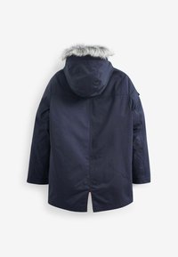 Granatowa parka wykonana z wodoodpornego materiału, z kapturem wykończonym futrem, elastycznymi mankietami i wentylowanym tyłem z zapięciem na zatrzaski.