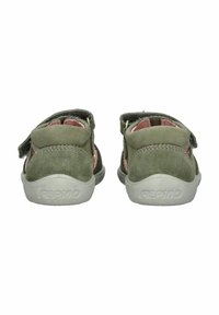 Zelené semišové sandály se šedými detaily, suchými zipy a béžovou gumovou podrážkou. Výrazný zakřivený podpatek a otevřený design pro prodyšnost.