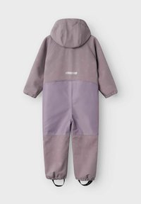 Lilla vandtæt onepiece med hætte, der har et farveblokdesign, elastiske manchetter og reflekterende detaljer på ryggen.