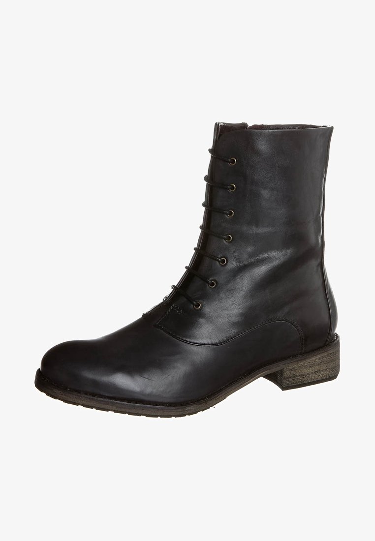 Bottine en cuir noir avec bout rond, design à lacets et petit talon empilé. Texture lisse avec des détails de coutures subtiles.