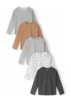 Cinq chemises à manches longues en rangée verticale, avec des rayures noires et blanches, uni beige, uni gris, blanc avec des taches noires et uni gris foncé.