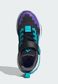 Černá sportovní bota s texturovaným designem v purpurových a tyrkysových tónech. Má suchý zip a polstrovaný kotník pro pohodlí a oporu.