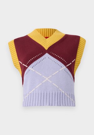 Pull sans manches en tricot avec un col en V dans des tons de bordeaux, jaune et lavande, doté d'un motif argyle et d'un ourlet côtelé. Détails de design géométrique clairs.