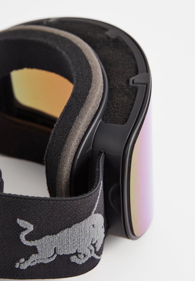 Gogle narciarskie z czarną ramką, lustrzanym sferycznym szkłem w kolorze złotym i purpurowym, miękką pianką oraz regulowanym paskiem z logo srebrnego byka.