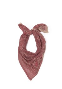 Sciarpa rossa con motivo paisley, dal tessuto morbido, piegata e annodata in modo sciolto su uno sfondo bianco.