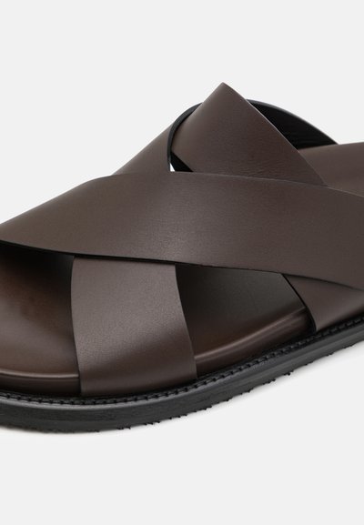 Stuart Weitzman BERKLEY - Mules - espresso