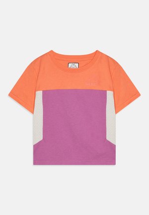 Lühikeste varrukatega lühike t-särk oranži ülaosaga, lilla alaosaga ja heledate hallide küljeaccentidega, millel on rinnal väike tikitud logo.