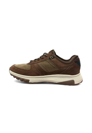 Zapatillas de ante marrón con una sección de beige claro, que cuentan con un upper texturizado, diseño con cordones y suela de goma con patrones de tracción.