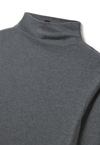 Pull en maille côtelée noir gris à manches longues et col roulé, présenté à plat sur un fond blanc.