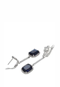 Orecchini a goccia in argento presentano due grandi gemme blu, circondate da accenti scintillanti, con un design a catena elegante.