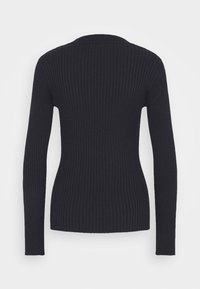 Pull à manches longues côtelé en bleu marine foncé. Design ajusté avec un col rond et un tissu texturé, présentant un dos sans couture.