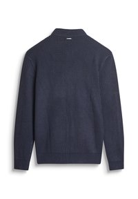 Tamno plavi rebrasti pulover s kragnom, dugim rukavima i teksturiranom tkaninom, prikazuje čistu pozadinu s minimalnim detaljima.