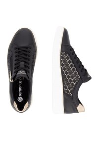 Sneakers neri con design perforato, suola in gomma bianca e dettagli dorati sul tallone e sulla linguetta. Chiusura con lacci e branding all'interno.