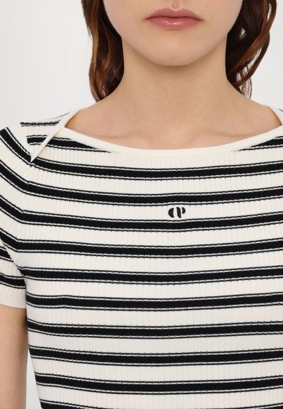 Ribbet strik-top i creme- og sorte striber med en bred udskæring og et lille logo på brystet. Korte ærmer og tætsiddende design.