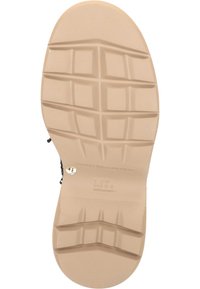 Semelle de chaussure en caoutchouc brun clair avec un motif de traction texturé et un logo en relief. Comprend des trous de drainage et un bord cousu pour plus de durabilité.