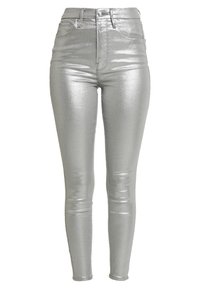 Jeans skinny de talle alto en plata metálico con una textura suave y brillante, que cuentan con cinco bolsillos y un cierre de cremallera con botón.