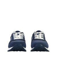 Zapatillas deportivas azul marino con cordones blancos, parte superior de malla y suela de goma texturizada con un diseño acolchado para mayor comodidad.