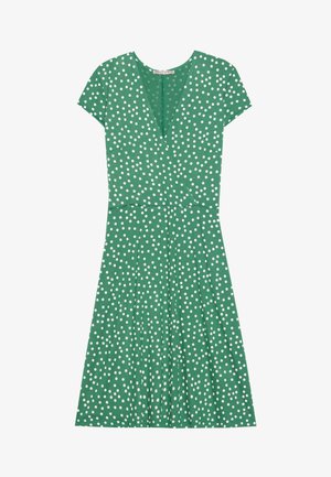 Roheline kleit lühikeste varrukatega, V-kaelus, valged täpid, volangiga seelik ning keskpikk disain. Täheldatud on pehmet kangast tekstuuri.