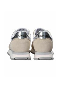 Sneakers in suede beige e rete bianca con un copri tallone argentato. Presentano il logo "SUN68" sul tallone, una suola imbottita e una texture liscia.