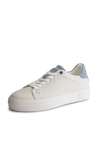 Baskets en cuir blanc avec un talon en daim bleu clair, des lacets plats blancs et une semelle en caoutchouc texturée. Présentent des coutures minimalistes et un logo discret.