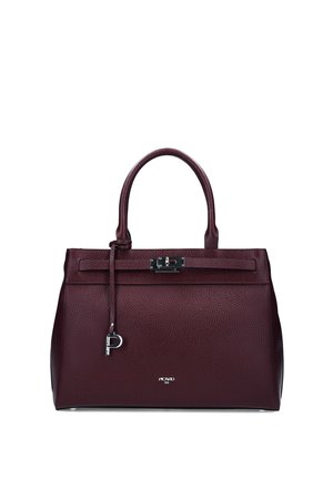 Donker bordeauxrode handtas van gestructureerd leer met dubbele handvatten, zilveren gesp en een kleine hangende "P" bedel op een witte achtergrond.