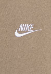 Nike Sportswear SPORTSWEAR CLUB FLEECE - Melegítő - khaki/white