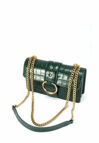 Zielona torba ze skóry stempelkowej w kształcie prostokąta, z zamknięciem na klapkę, złotym łańcuszkiem i okrągłym akcentem na metalowym elemencie.