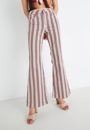 Pantalones acampanados a rayas fabricados en una mezcla de algodón, con rayas verticales en rojo, azul y crema; cintura alta con pasadores y bolsillos.