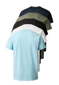 Piecas vienkāršas īsām piedurknēm T-krekli ar apaļu apkakli, sakārtoti kaudzē un redzami no aizmugures, krāsās: gaiši zila, balta, melna, olīvu zaļa un tumši zila.