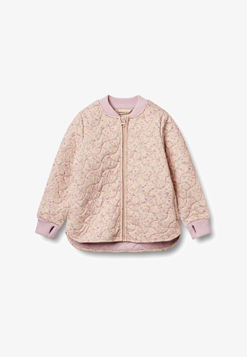 Quiltet bomberjakke i lys pink med blomstermønster. Har en lynlås foran og ribbede manchetter, hvilket giver et struktureret og hyggeligt design.