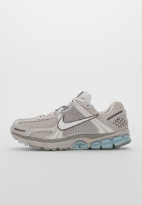 ZOOM VOMERO 5 SE UNISEX - Sneakersy niskie